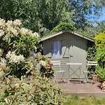 Close To Centre, 3 Rooms, 2 Bathr & Wc, Free Parking & Wifi, Spacious Living Area & Kitchen