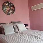 Close To Centre, 3 Rooms, 2 Bathr & Wc, Free Parking & Wifi, Spacious Living Area & Kitchen