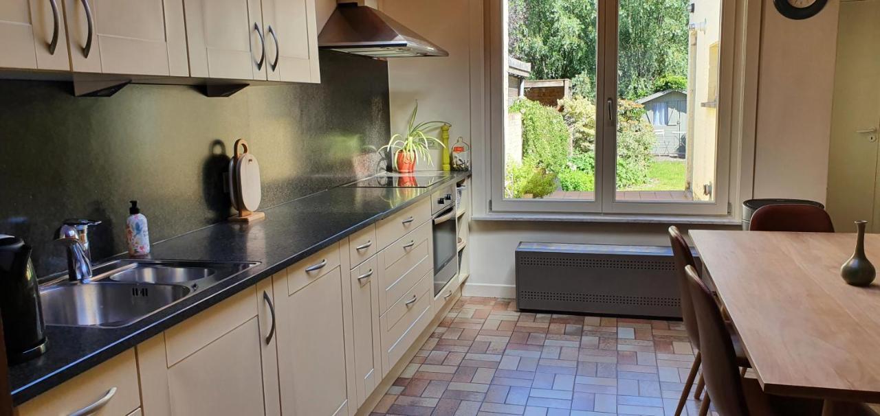 Close To Centre, 3 Rooms, 2 Bathr & Wc, Free Parking & Wifi, Spacious Living Area & Kitchen Holiday home *